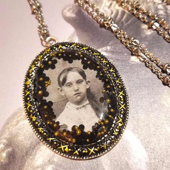 VICTORIAN PICTURE MzMax Resin Designs Large Pendant Necklace - Picture 3 of 8